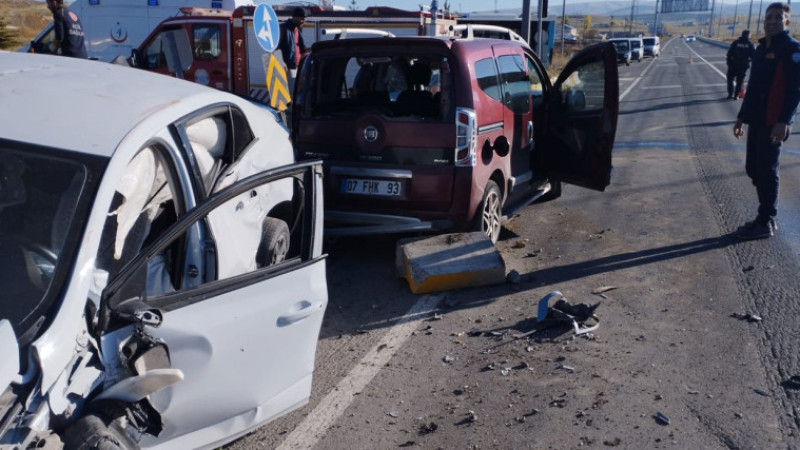 Ağrı’da hafif ticari araç ile otomobil çarpıştı. Meydana gelen trafik kazasında 6 kişi yaralandı.