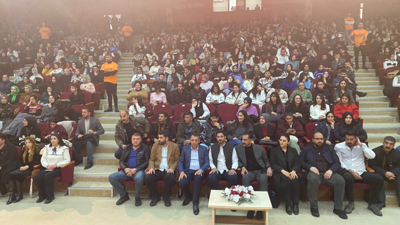Mehmet Salih Aydın Üniversiteli Gençler ile Mem Ararat dinledi