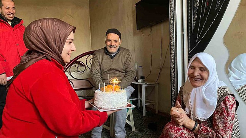 Kızılay’dan 65 yaşındaki kadına doğum günü sürprizi